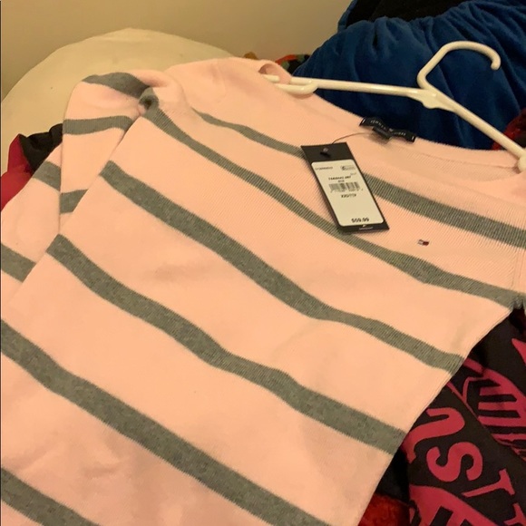 Really cute Tommy Hilfiger long sleeved ๐ - Picture 6 of 7